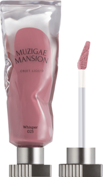 Różowy tint do ust Muzigae Mansion Whisper 025 w marszczonej tubie, z matowym efektem, obok aplikatora.