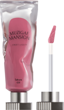 Muzigae Mansion Objet Liquid w odcieniu Sakura 031, różowy tint w miękkiej tubce, obok srebrna nakrętka.