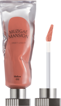 Muzigae Mansion Mellow 032 tint do ust w transparentnej tubce, obok aplikator z matowym, brzoskwiniowym kolorem.