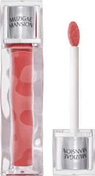 Koralowy błyszczyk do ust Muzigae Mansion Icy Glow Prim w przezroczystej tubce, obok aplikatora.