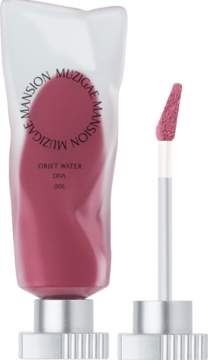 Muzigae Mansion Objet Water tint Diva 005 w różowej tubce, obok aplikator z matowym kolorem, widok z przodu.