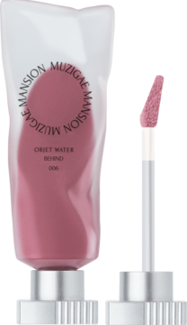 Muzigae Mansion Tint do ust Behind, matowy, w tubce w odcieniu brudnego różu, z widocznym aplikatorem.