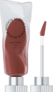 Muzigae Mansion Tint Rare, matowy tint do ust w tubce, kolor rdzany brąz, widok z przodu z aplikatorem.