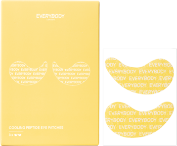 Żółte pudełko EVERYBODY Cooling Peptide Eye Patches, widok z przodu i otwarte z widocznymi saszetkami.