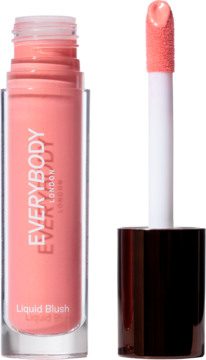 Płynny róż EVERYBODY London Luminous Liquid Blush Flirty Apricot, butelka i wysunięty aplikator z bliska.