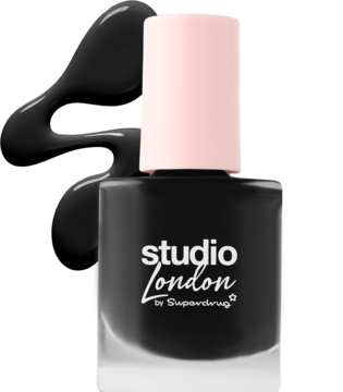 Czarny lakier do paznokci Studio London, kwadratowa butelka z różową nakrętką, widoczna rozlana kropla.