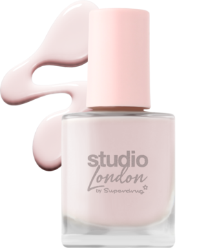 Blady różowy lakier do paznokci Studio London by Superdrug, butelka z boku i rozlana kropla obok.