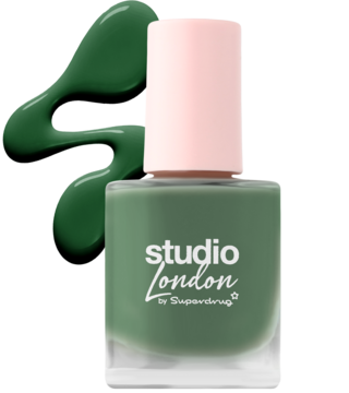 Oliwkowo-zielony lakier do paznokci Studio London Superdrug w szklanej butelce z różowym korkiem i wylaną smużką.