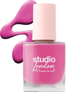 Żywy różowy lakier do paznokci Studio London w kwadratowej butelce na tle rozlanego lakieru, widok z przodu.