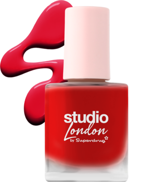 Czerwony lakier do paznokci Studio London by Superdrug, kwadratowa butelka z różowym korkiem, rozlany obok.