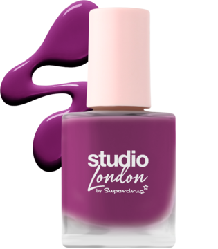 Fioletowy lakier do paznokci Studio London w kwadratowej butelce z różową nakrętką, ze śladem rozlania na fioletowym tle.