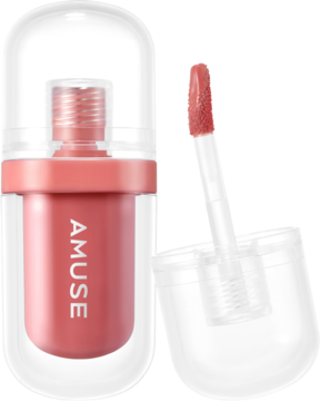 Amuse lip tint w kapsułkowym, przezroczystym opakowaniu z brzoskwiniowo-różowym wkładem. Obok otwarty aplikator.