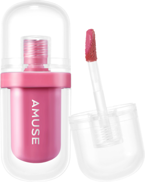 Różowy tint do ust Amuse w kształcie kapsułki, z widocznym obok aplikatorem. Błyszczące opakowanie.