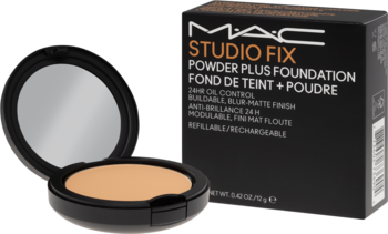 MAC Studio Fix Powder Plus Foundation, otwarty puder z lusterkiem obok czarnego opakowania z pomarańczowym napisem.