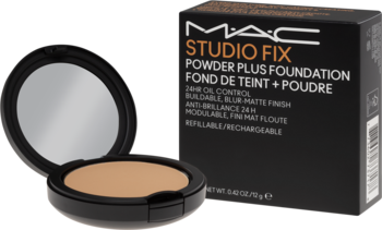 Otwarta czarna puderniczka z beżowym matującym podkładem MAC Studio Fix, obok czarno-pomarańczowe pudełko.