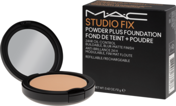 MAC Studio Fix Powder Plus Foundation, beżowy matujący podkład w otwartym czarnym kompakcie, obok pudełko.