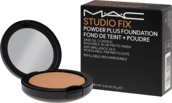 MAC Studio Fix Powder Plus Foundation: otwarty, czarny kompakt z matowym podkładem w pudrze i pudełko obok.