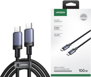 Czarny, pleciony kabel UGREEN USB-C do USB-C 100W z dwoma wtyczkami, obok białe opakowanie, widok z przodu.