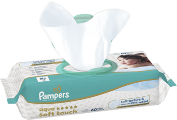Biało-turkusowe opakowanie chusteczek nawilżanych Pampers Aqua Soft Touch dla niemowląt, z wystającą chusteczką.