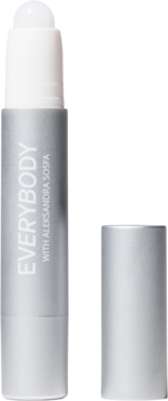 Srebrny Highlighter Prism Stick z białym aplikatorem roll-on, obok leży zdjęta srebrna nakrętka.