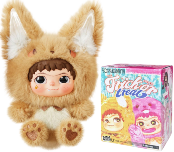 Puszysta pluszowa figurka w beżowym stroju lisa, obok różowo-niebieskiego pudełka Tricker Treat.
