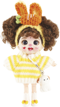 Lalka z puszystymi, brązowymi włosami, w żółto-białym swetrze, opasce marchewkowej i z torbą króliczkiem.