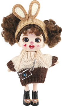 Lalka z dużymi oczami w brązowym sweterku i czapce z uszami królika, z brązowymi włosami i aparatem. Widok z przodu.