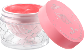 Otwarty różowy balsam do ust Essence Mermaid, żelowa konsystencja w słoiczku, wieczko z muszlą obok.