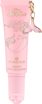 Różowy błyszczyk Essence Disney The Little Mermaid peptide shimmer z brokatem i złotą przywieszką syreniego ogona.
