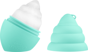 Miętowy dozownik z pompką Disney The Little Mermaid, z białą pianką w kształcie spirali lodowej. Widok z boku.