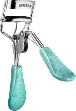 Zalotka do rzęs Essence z chromowanego metalu i turkusowymi, teksturowanymi rączkami, widok z przodu.