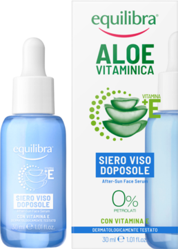 Błękitne serum Equilibra Aloe Vitaminica po opalaniu z witaminą E w butelce z zakraplaczem obok białego pudełka.
