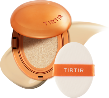 Pomarańczowy TIRTIR Mask Fit Cushion Foundation w otwartym kompakcie, obok biała gąbka z logo.