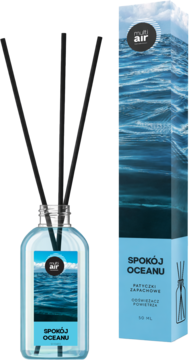 Dyfuzor zapachowy Spokój Oceanu: butelka z niebieskim płynem i czarnymi patyczkami, obok niebieskie pudełko.