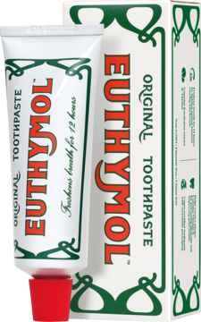 Pasta Euthymol Original, biała tubka z czerwoną zakrętką i pudełko, zielone wzory, odświeża oddech, widok pod kątem.