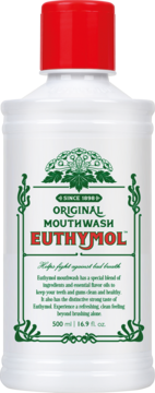 Biała butelka Euthymol Original Mouthwash z czerwoną nakrętką, z zielonymi zdobieniami, na 500 ml, widok z przodu.