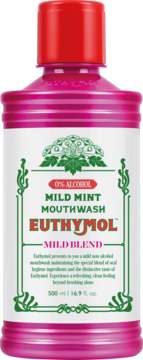 Euthymol Mild Mint 0% Alcohol Mouthwash w różowej butelce z czerwoną nakrętką, z zielonymi detalami, widok z przodu.