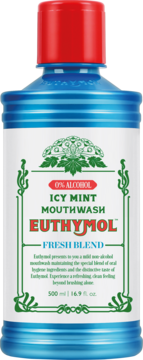 Płyn do płukania Euthymol Icy Mint, niebieska butelka 500ml, 0% alkoholu, z czerwoną nakrętką, widok z przodu.