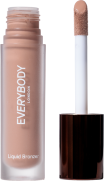 Beżowy płynny bronzer Everybody London w matowej butelce. Obok wyciągnięty aplikator z pędzelkiem.