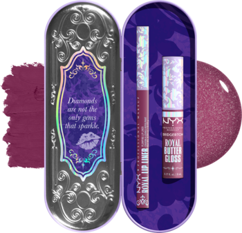 Zestaw NYX Bridgerton Royal Treasures: otwarte srebrne pudełko, w nim purpurowy lip liner i błyszczyk, obok fioletowe smugi.