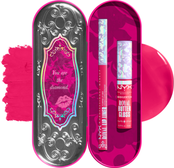 Zestaw do ust Bridgerton Royal Treasures NYX: różowy liner i błyszczyk w otwartym, zdobionym srebrnym pudełku.