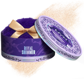 Bridgerton Royal Shimmer. Otwarte fioletowe opakowanie z puszkiem i wieczkiem, w tle rozsypany rozświetlający puder.