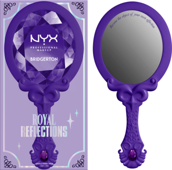 Fioletowe, ozdobne lusterko NYX Bridgerton Royal Reflections. Przód w opakowaniu i tył z grawerem.