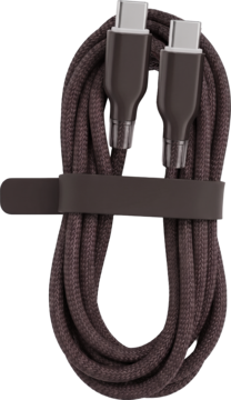 Brązowy, pleciony kabel USB-C, zwinięty i zabezpieczony paskiem, ze srebrnymi złączami, widok z góry.