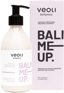 Lekki balsam ceramidowy Veoli Botanica Balm Me Up w białej butelce z czarną pompką i purpurowym pudełkiem, przód.