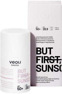 Veoli Botanica But First Sunscreen SPF 50+, krem ochronny przeciw fotostarzeniu, biała butelka i pudełko.