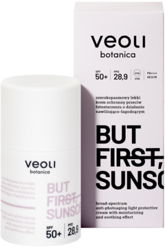 Biały krem Veoli Botanica But First Sunscreen SPF 50+ w butelce z pompką i pasującym pudełku, stojące.