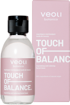 Tonik do twarzy Veoli Botanica Touch of Balance w przezroczystej butelce z różowym opakowaniem, widok z przodu.