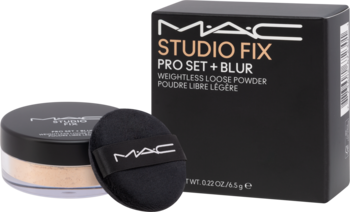 MAC Studio Fix Pro Set + Blur Puder sypki. Czarne opakowanie, słoik z jasnym pudrem i czarny puszek, widok z przodu.