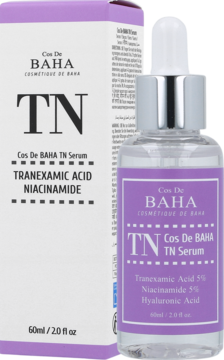 Cos De BAHA TN Serum z kwasem traneksamowym i niacynamidem, przezroczysta butelka z fioletową etykietą, obok opakowania.